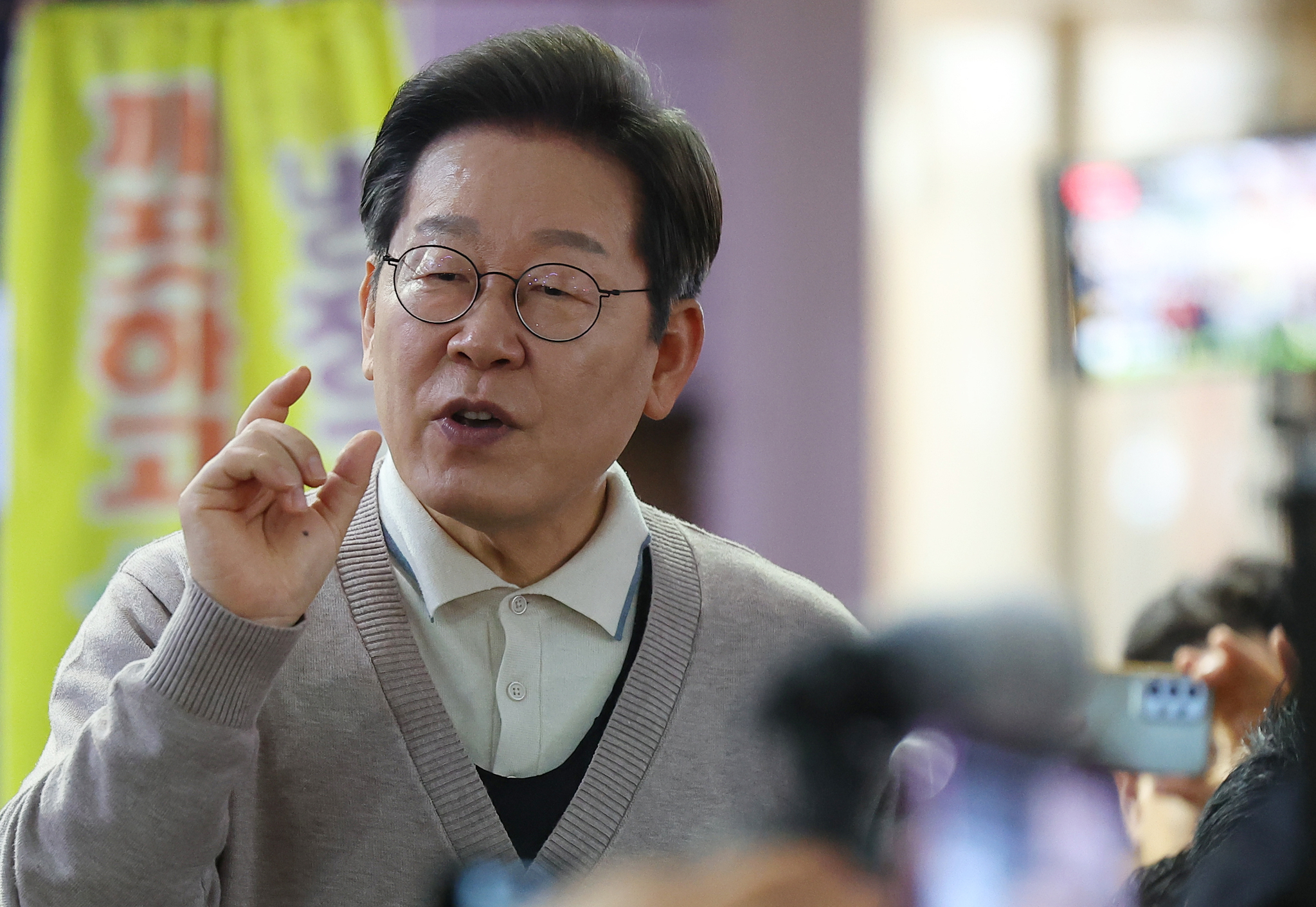 Democratic Party candidate Lee Jae-myung speaks during a campaign stop inside a market in Yeongcheon, North Gyeongsang, on May 9. [YONHAP]