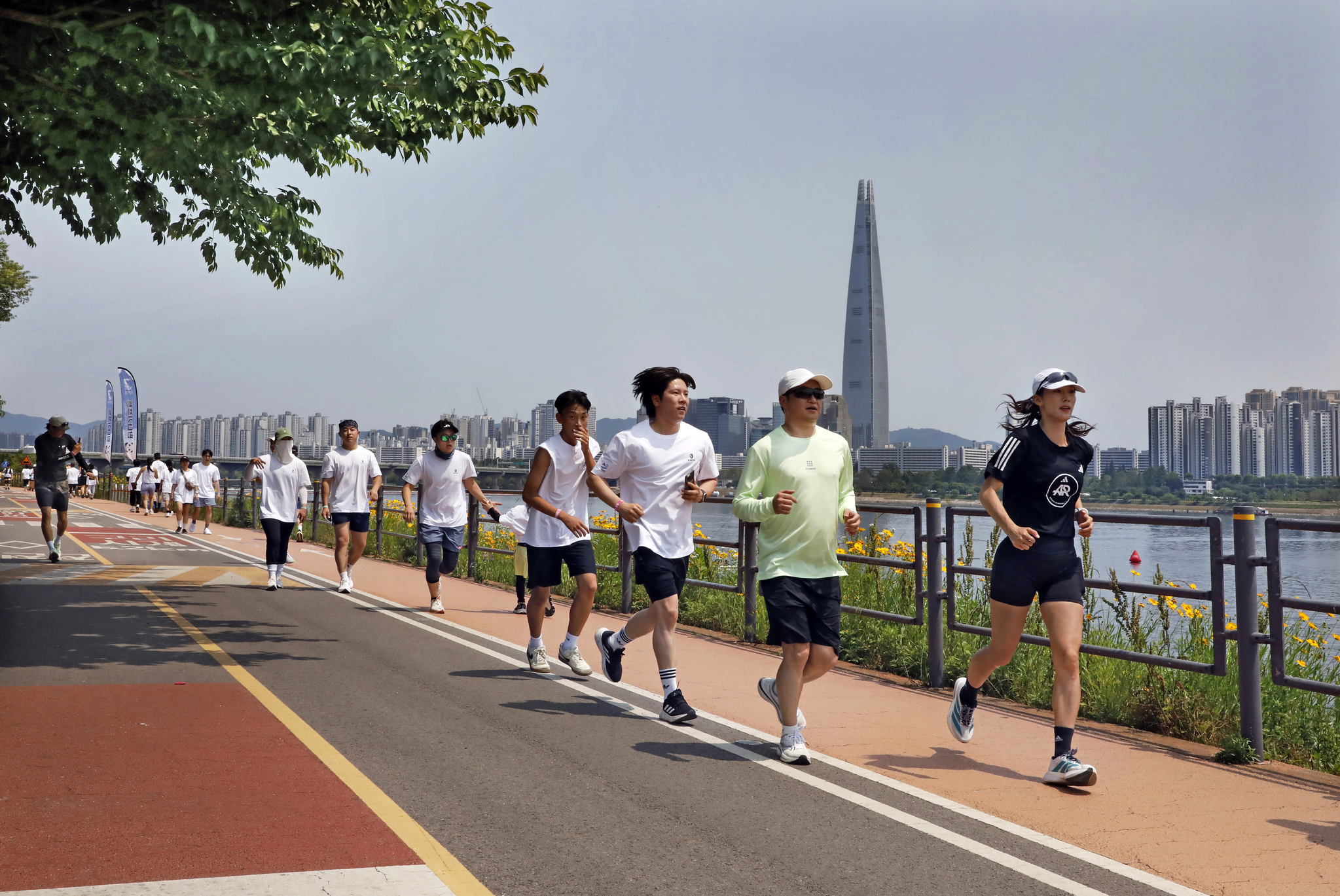 Participants of the Seoul city government's triathlon event run alongside the Han River in eastern Seoul on May 30. [PARK SANG-MOON]