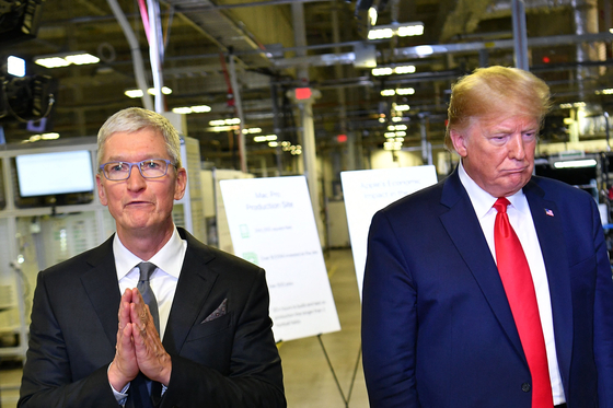 U.S. President Donald Trump, right, and Apple CEO Tim Cook speak to the press during a tour of the Flextronics computer manufacturing facility where Apple's Mac Pros are assembled in Austin, Texas, on November 20, 2019. [AFP/YONHAP]