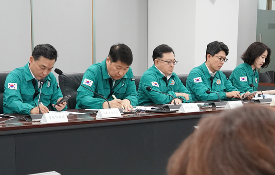 Seoul Metropolitan Government officials attend an emergency heatwave response situation review meeting at City Hall in Jung District, central Seoul, on July 9. [SEOUL METROPOLITAN GOVERNMENT]