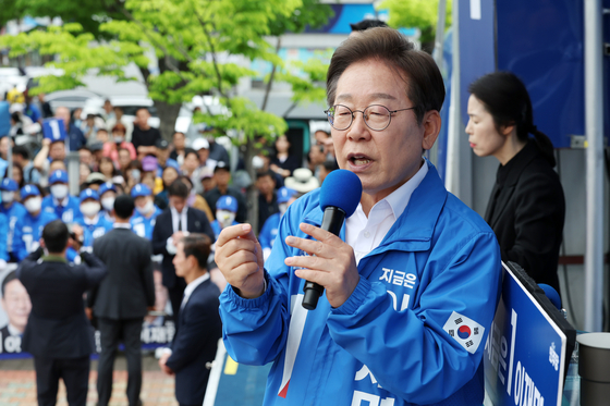 Lee Jae-myung, a presidential candidate from the liberal Democratic Party, speaks during his campaign in North Jeolla on May 16. [NEWS1]