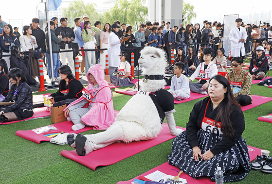 People space out during the Hangang Space-out Competition at Jamsu Bridge in Seocho District, southern Seoul, on May 11. [PARK SANG-MOON]