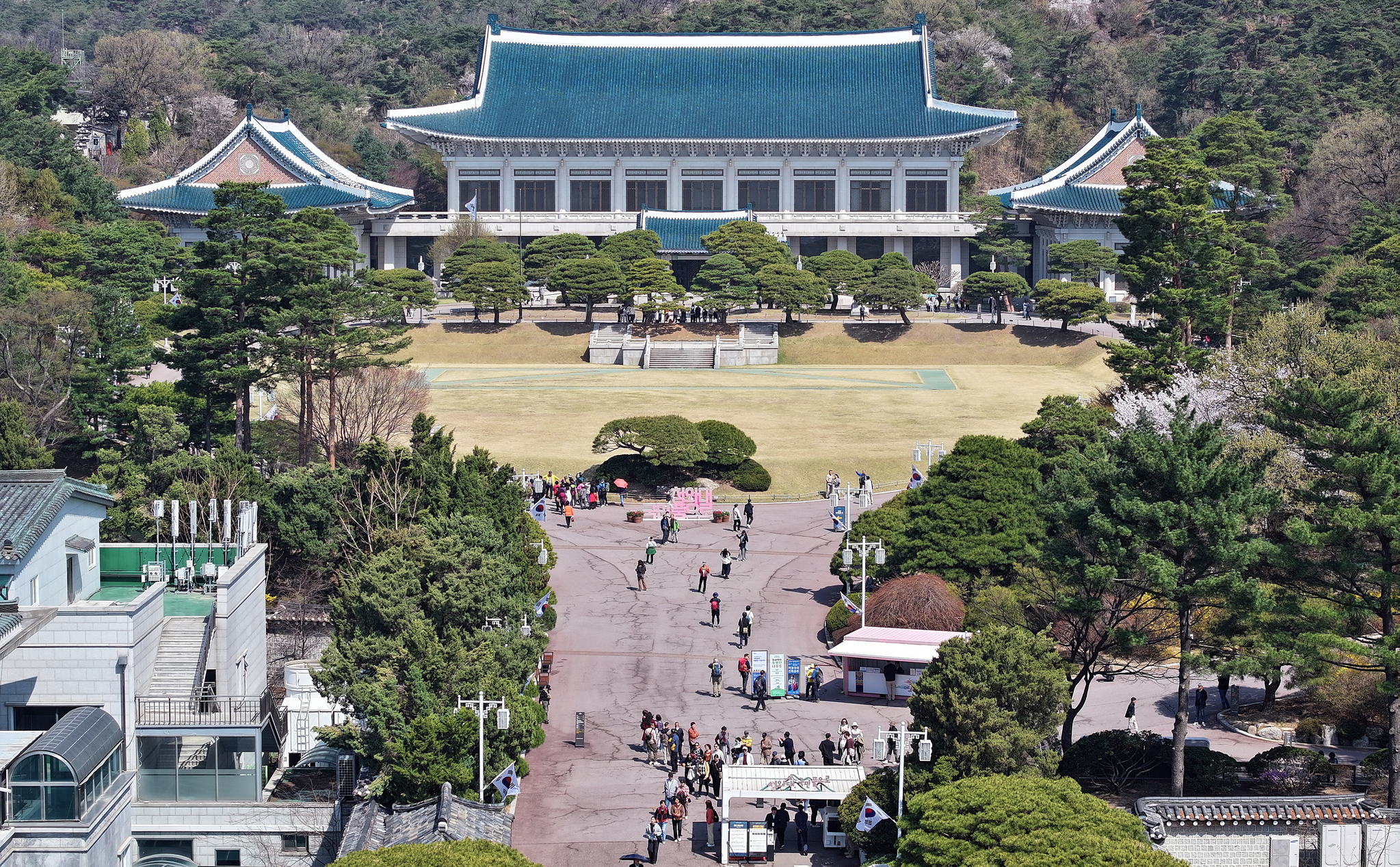Tourists flock to the Blue House, the old presidential compound in Jongno District, central Seoul on April 11. [NEWS1]