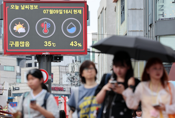 A digital signboard in Mapo District, western Seoul, displays the day’s temperature on July 9 as the heat wave continues. [YONHAP]