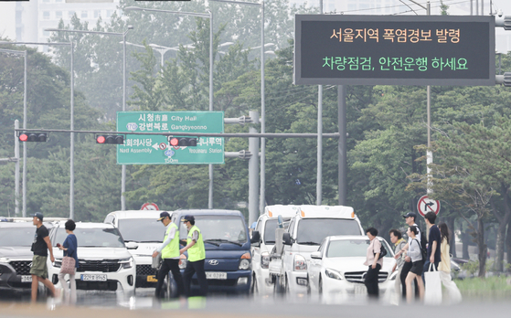 An electric board over a road in Yeouido, western Seoul, displays a heat advisory warning on July 7. [KIM KYUNG-ROK]