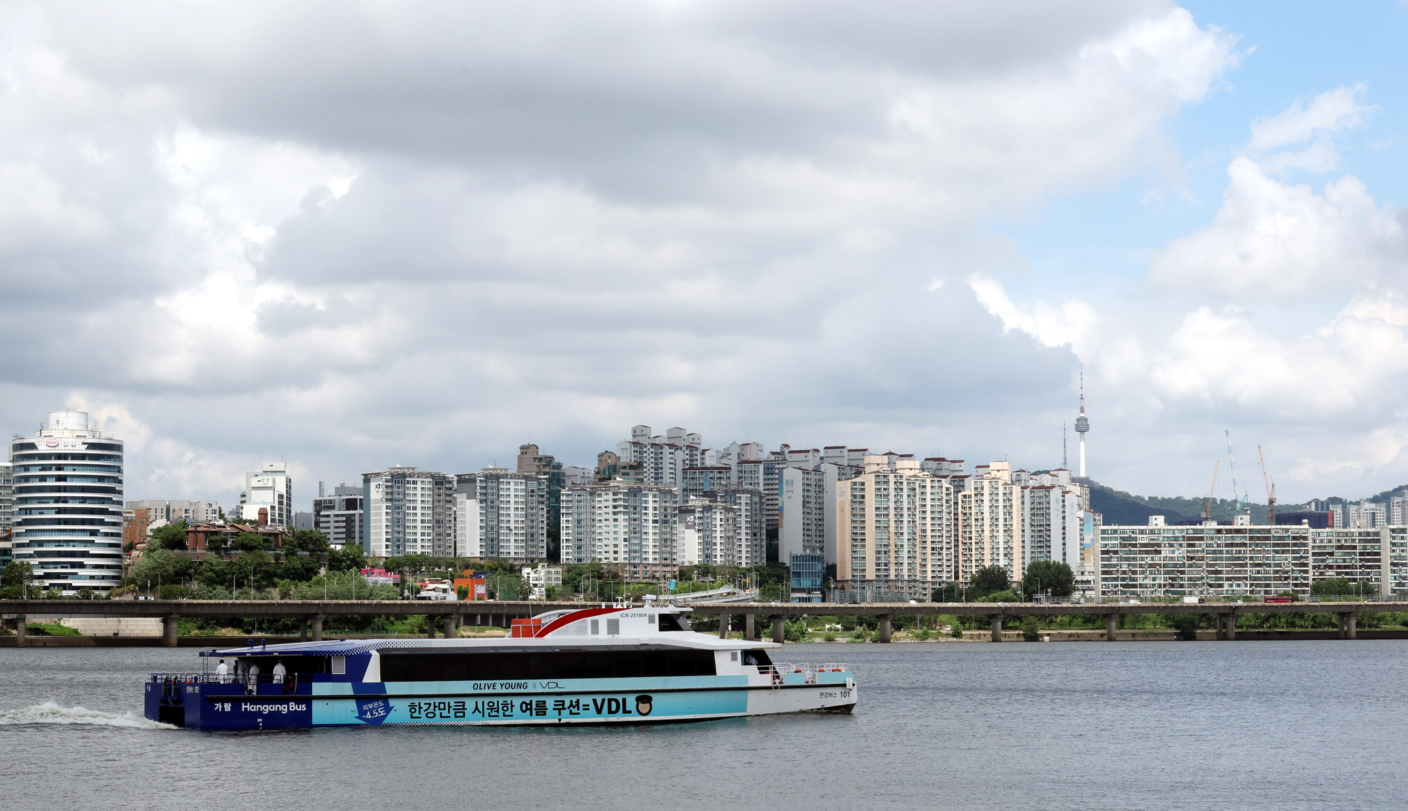 Hangang Bus departs for Ttukseom in eastern Seoul during its inaugural public ferry ride on July 1. [JOINT PRESS CORPS]