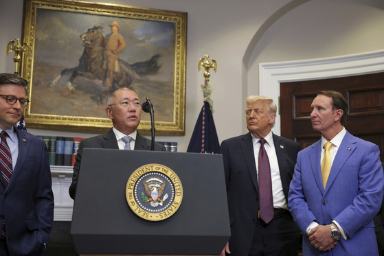 Hyundai Motor Group Executive Chair Euisun Chung announces a $21 billion investment in the United States as U.S. President Donald Trump, second from right, and Louisiana Gov. Jeff Landry, far right, stand in the Roosevelt Room at the White House in Washington on March 24. [AP/YONHAP]