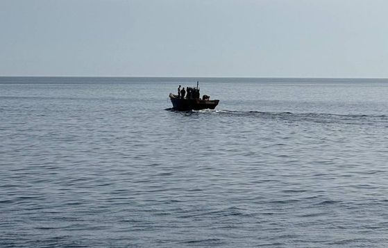 Six North Koreans cross the Northern Limit Line (NLL) in the East Sea by boat on July 9. [MINISTRY OF UNIFICATION]