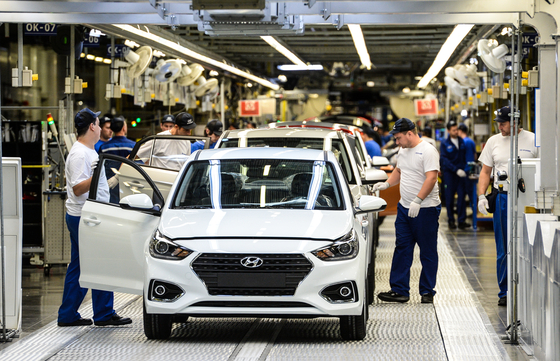 Hyundai Motor employees work at its plant in St. Petersburg, Russia, in 2021. [HYUNDAI MOTOR] 