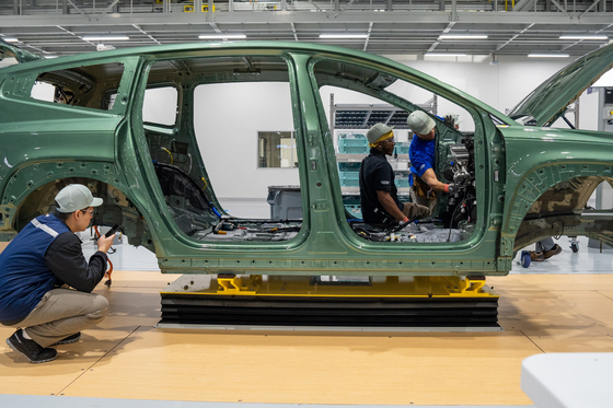 Employees make the Ioniq 5 SUV at the Hyundai Motor Group Metaplant America, which officially opened on March 26 in Bryan County, Georgia. [HYUNDAI MOTOR] 