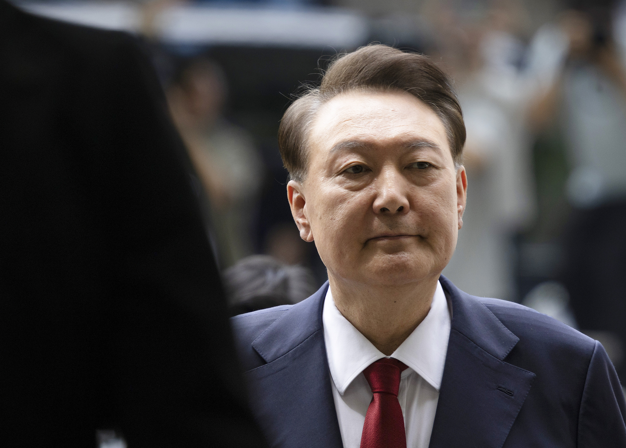 Former President Yoon Suk Yeol enters the Seoul Central District Court in Seocho District, southern Seoul, on July 9 for his pretrial detention hearing. [JOINT PRESS CORPS]
