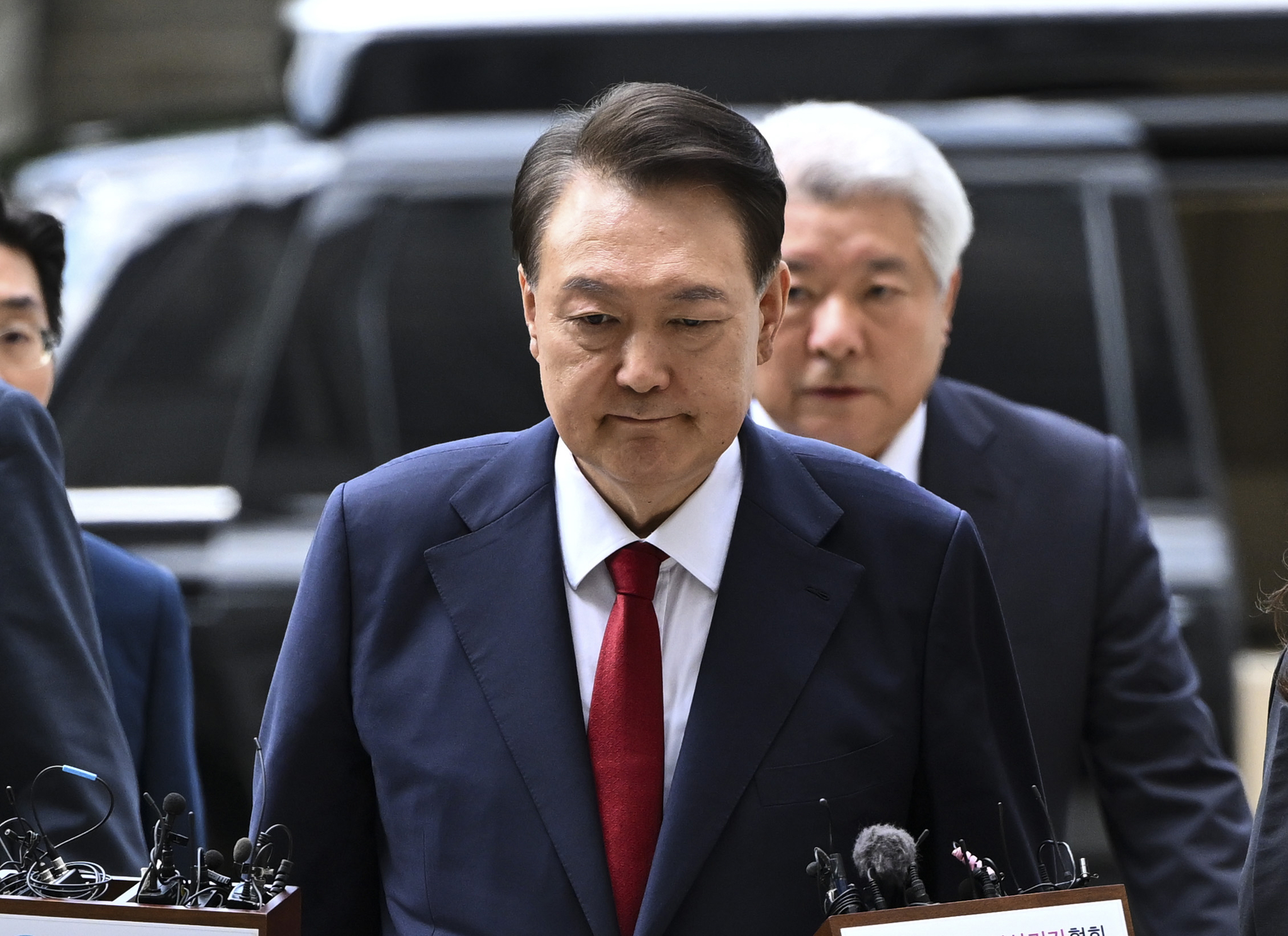 Former President Yoon Suk Yeol, who is under investigation by the special counsel in connection with the Dec. 3 martial law case, heads to a courtroom at the Seoul Central District Court in Seocho District, southern Seoul, on July 9 to attend a pretrial detention hearing. [JOINT PRESS CORPS]