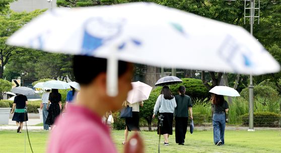 As sweltering heat continues on July 9, people walk with parasols to shield themselves from the harsh sunlight in Jeonju, North Jeolla. [NEWS1] 