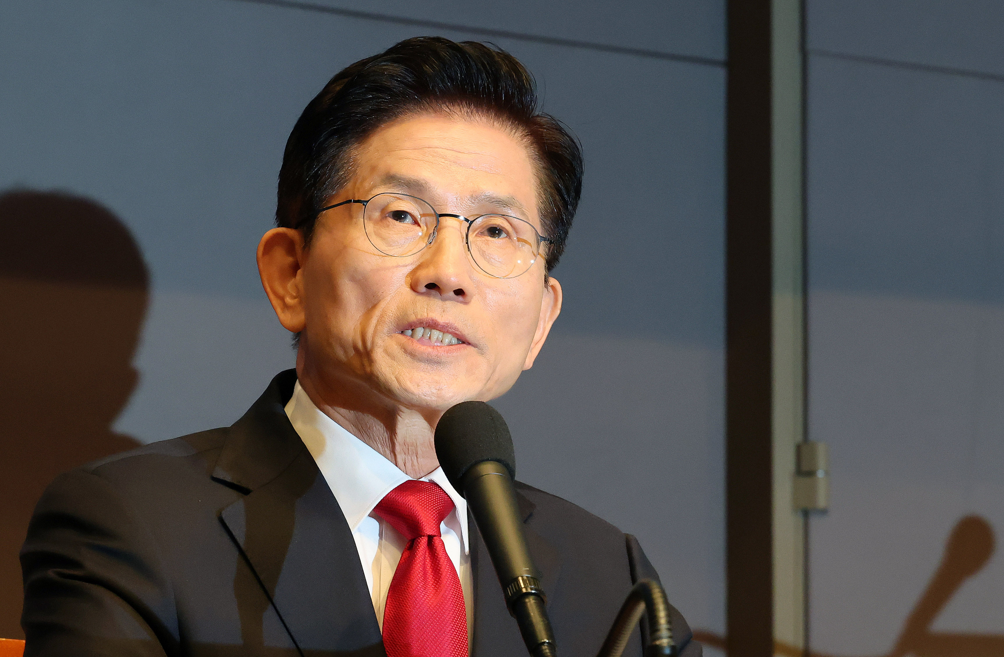 Former Labor Minister Kim Moon-soo speaks during a debate hosted by the Gwanhun Club, a senior journalists' association, at the Press Center in Jung District, central Seoul, on May 8. [NEWS1] 