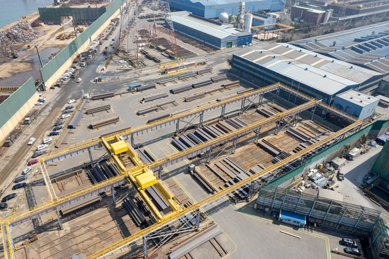 Hyundai Steel's steel reinforcement rebar plant in Incheon, which was shut down on April 1 for a month due to weak demand. [YONHAP] 