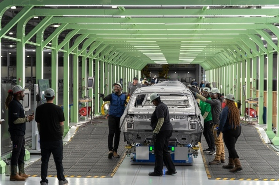 Workers make cars at Hyundai Motor Group's $5.54 billion manufacturing plant in Georgia on March 25, which is set to hold an official opening ceremony the next day. [YONHAP] 