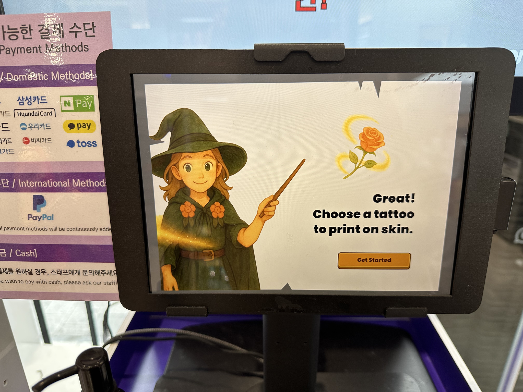 The CU tattoo kiosk's tattoo artist [WOO JI-WON]