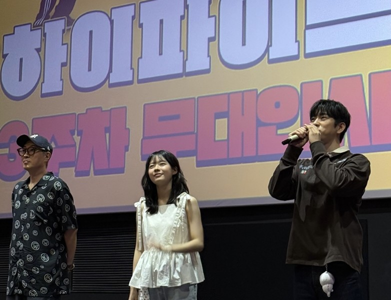 Singer-actor Park Jin-young, right, speaks during a stage greeting for film ″Hi-Five.″ From left are director Kang Hyoung-chul, actors Lee Jae-in and Park. [SCREEN CAPTURE]