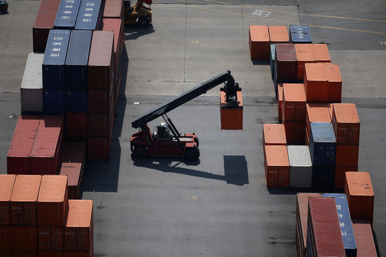 Shipping containers are seen at Pyeongtaek port in Pyeongtaek, Gyeonggi, on April 15. [REUTERS/YONHAP]