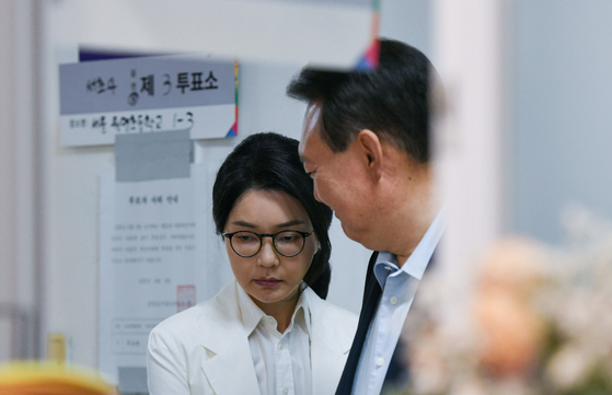 Kim Keon Hee, left, wife of former President Yoon Suk Yeol, right, lines up to vote for the presidential election on June 3. Following Sookmyung Women's University's decision to revoke Kim's master's degree after finding her thesis to be plagiarized, Kookmin University, where she received a doctorate, is looking into whether her degree will be revoked as well. [NEWS1] 