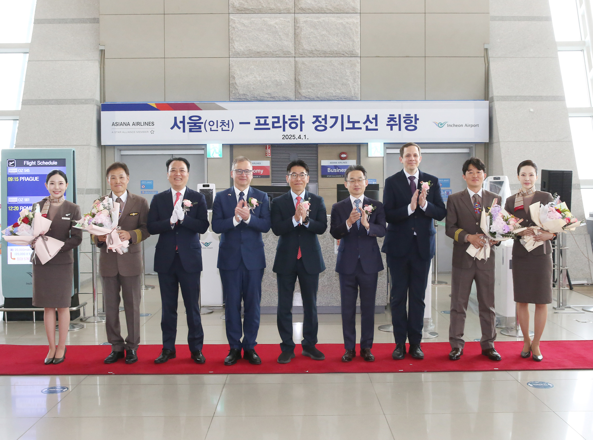 Asiana Airlines holds a photo event at Incheon Airport Terminal 1 on April 1 to celebrate the launch of its new route to Prague. [ASIANA AIRLINES]