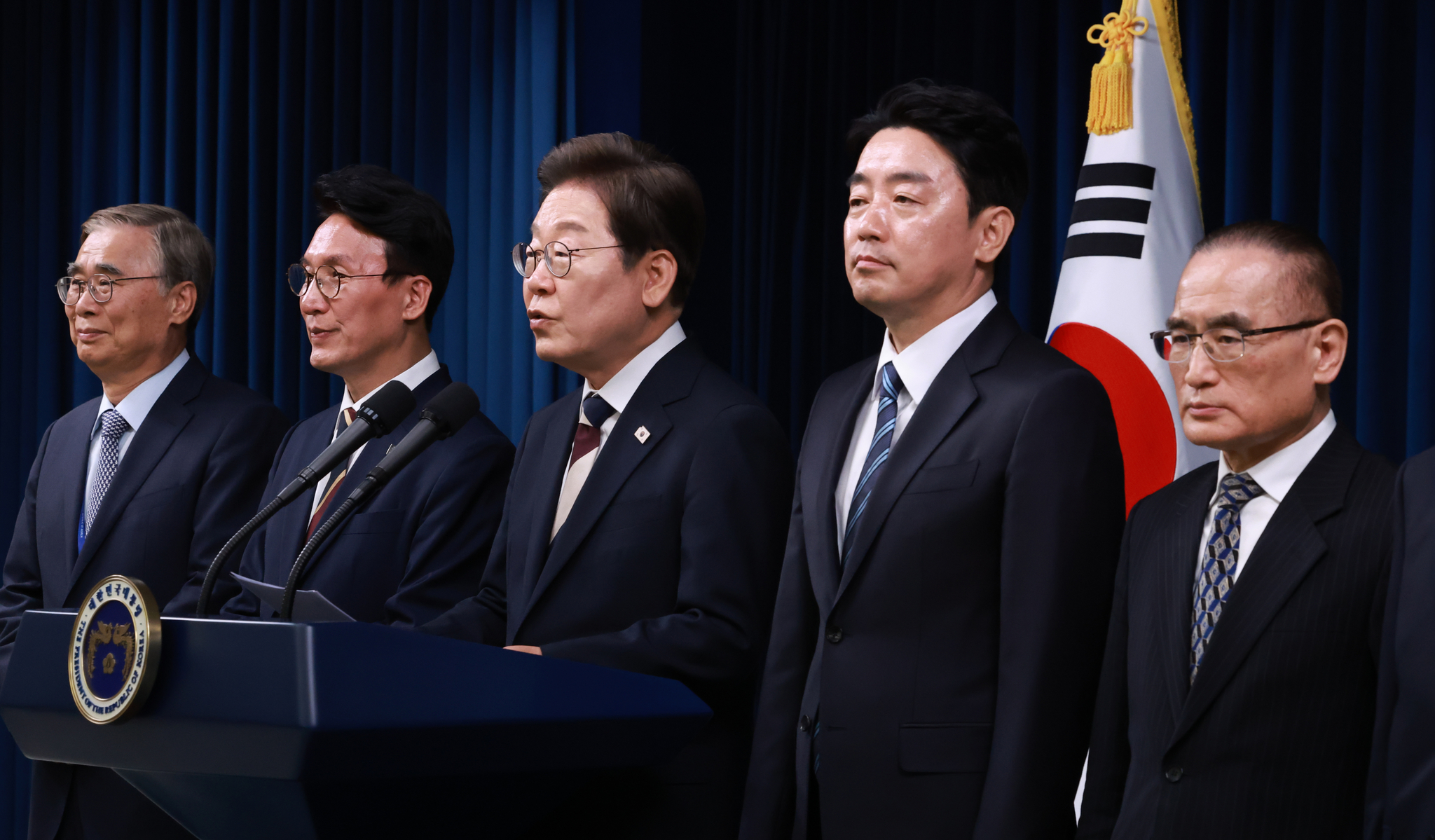 President Lee Jae-myung, center, announces appointments including former Korean Ambassador to Russia Wi Sung-lac, far right, as his national security adviser, in a press conference at the presidential office in Yongsan, central Seoul, on June 4. [JOINT PRESS CORPS]
