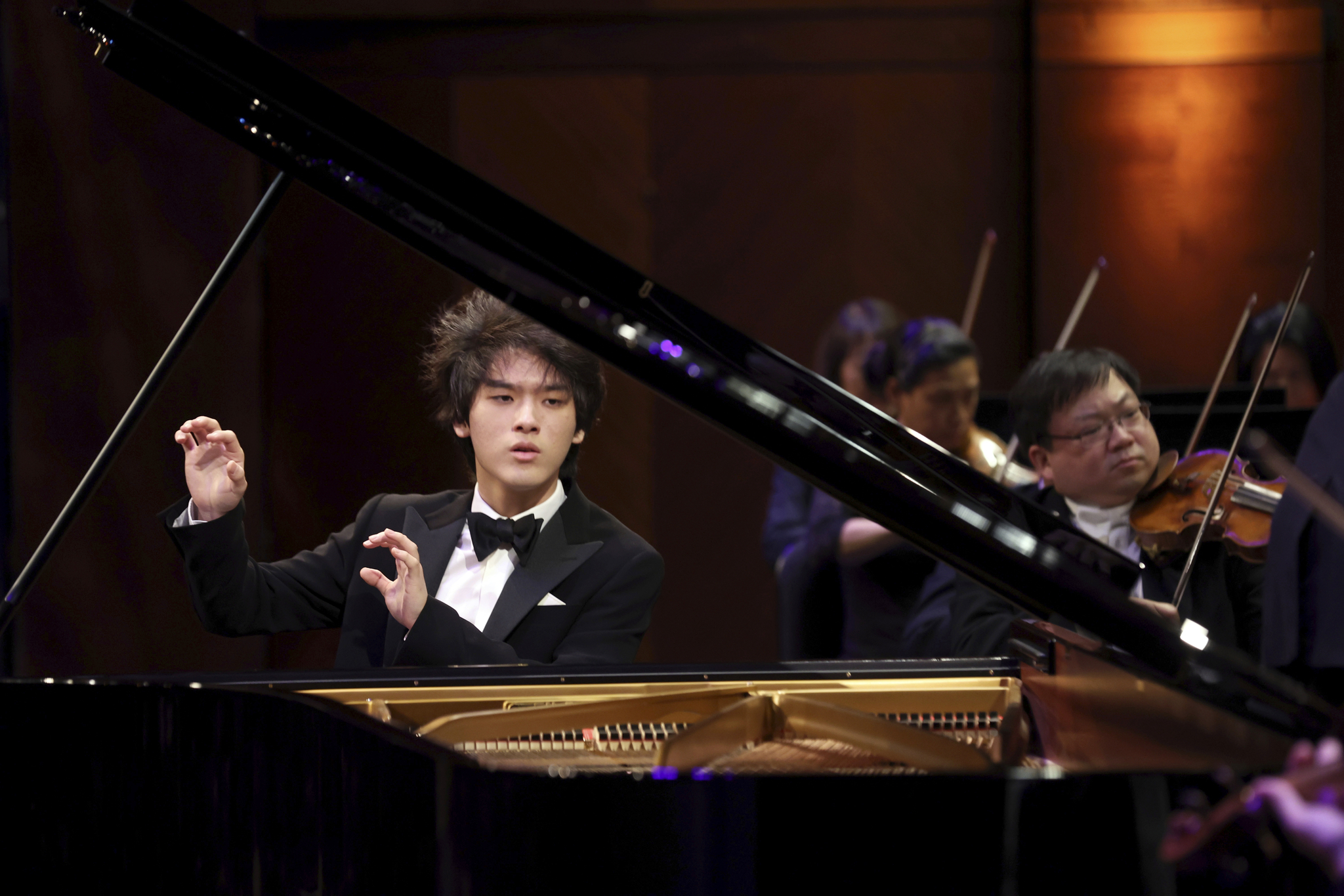 In this photo provided by The Cliburn, Yunchan Lim performs a concerto with the Fort Worth Symphony Orchestra conducted by Chairman of the Jury Marin Alsop in the final round of the 16th Van Cliburn International Piano Competition at Bass Performance Hall in Fort Worth, Texas, on June 12, 2022. [AP]
