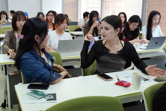 International students listen to a lecture during the “30 Days in Seoul” program at a study room in Seodaemun District, western Seoul, on July 3. [SEOUL METROPOLITAN GOVERNMENT]