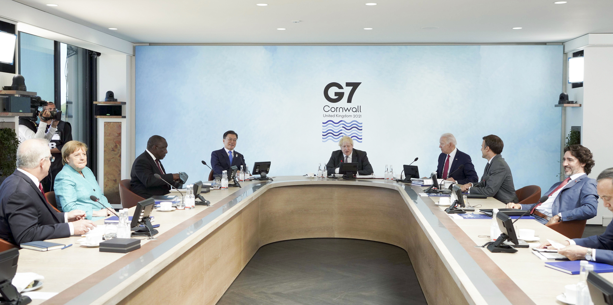 From left: Former Australian Prime Minister Scott Morrison, former German Chancellor Angela Merkel, South African President Cyril Ramaphosa, former Korean President Moon Jae-in, former British Prime Minister Boris Johnson, former U.S. President Joe Biden, French President Emmanuel Macron, Canadian Prime Minister Justin Trudeau and former Japanese Prime Minister Yoshihide Suga attend an expanded session of the G7 summit in Cornwall, Britain, on June 12, 2021. [YONHAP]