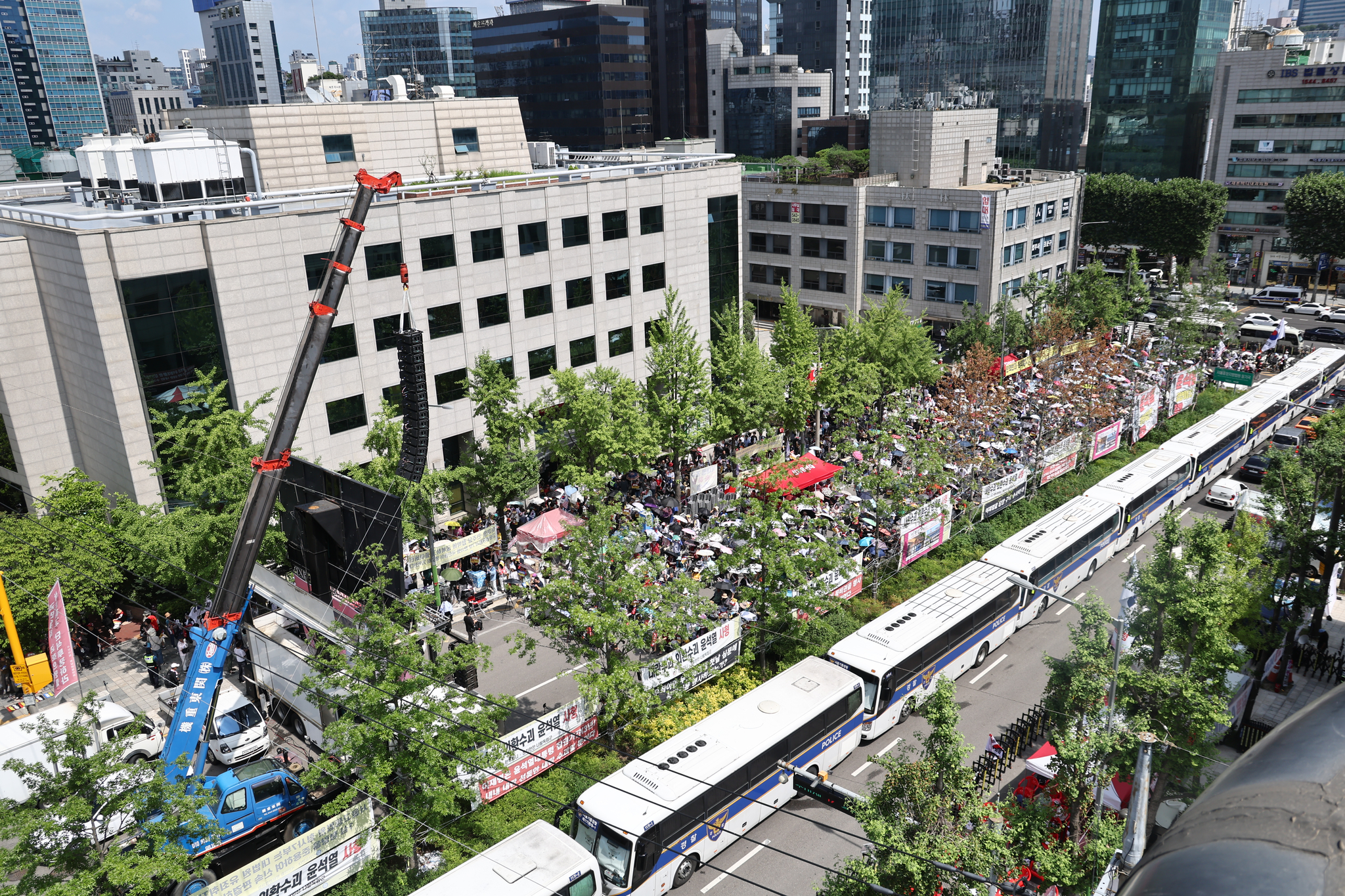 Supporters of former President Yoon Suk Yeol protest outside the Seoul Central District Court in southern Seoul on July 9, the day of the pretrial detention hearing of Yoon. [YONHAP]