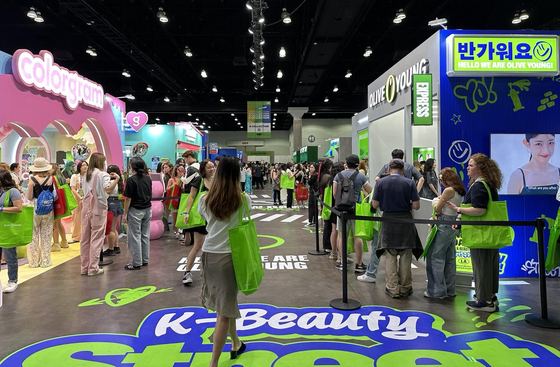 Attendees of KCON LA 2024 check out the K-Beauty Street exhibition at the Los Angeles Convention Center on July 26, 2024. [YONHAP]