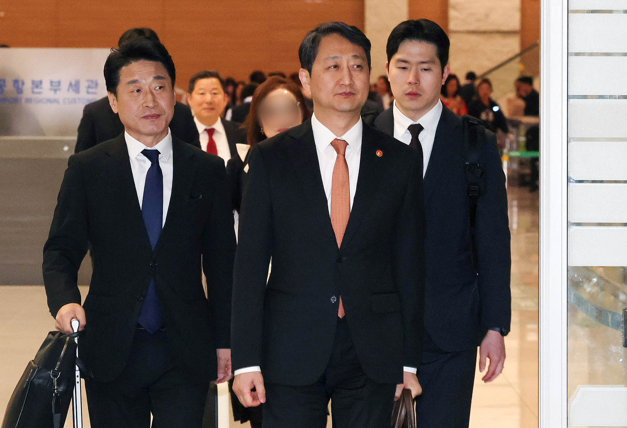 Industry Minister Ahn Duk-geun returns to Korea via Incheon International Airport on May 8, following a visit to the Czech Republic that was originally intended to finalize the Dukovany reactor contract. The signing was delayed due to a Czech court injunction. [NEWS1]