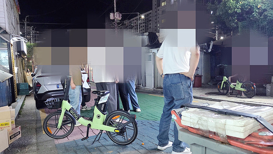 Detectives in plainclothes crack down on illegal ″bodo bang″ operations near Suraksan Station in Nowon District, northern Seoul, on July 4. [SHIN HYE-YEON]