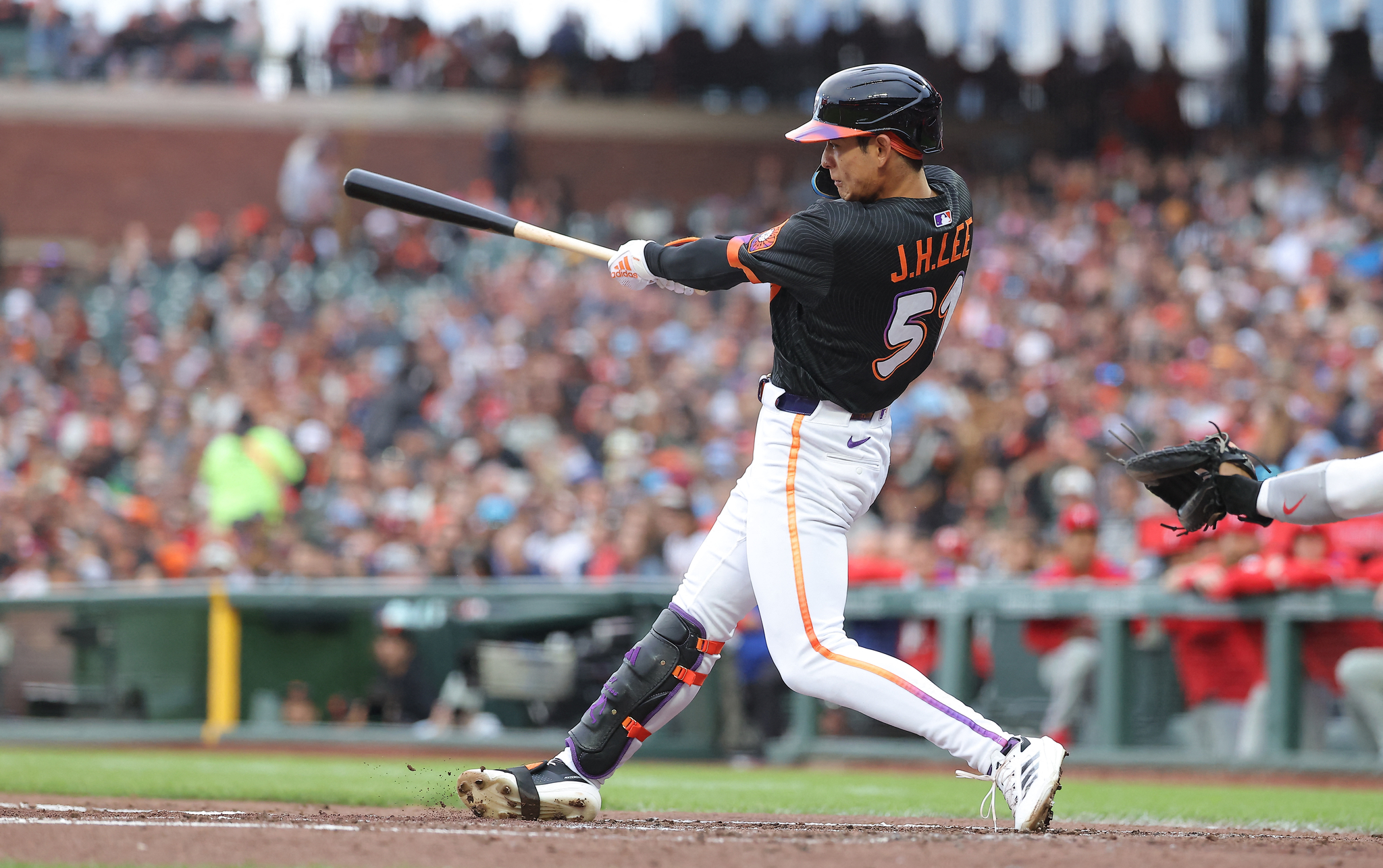 San Francisco Giants outfielder Lee Jung-hoo hits a single during an MLB game against the Philadelphia Phillies at Oracle Park in San Francisco on July 8. [REUTERS/YONHAP]