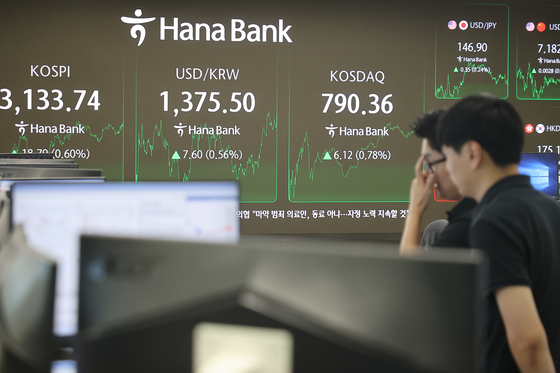 The Kospi and Kosdaq indexes are displayed in the dealing room of Hana Bank’s headquarters in Jung District, central Seoul, on July 9. [YONHAP]