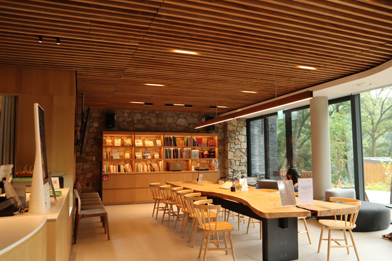 Guests can take a rest or enjoy their coffee at the guest center or the reception area in the wellness village, Surak Hyu, in Nowon District, northern Seoul, on June 28. Board games, vinyl records and books on the shelf can be borrowed for free. [LEE SOO-JUNG]