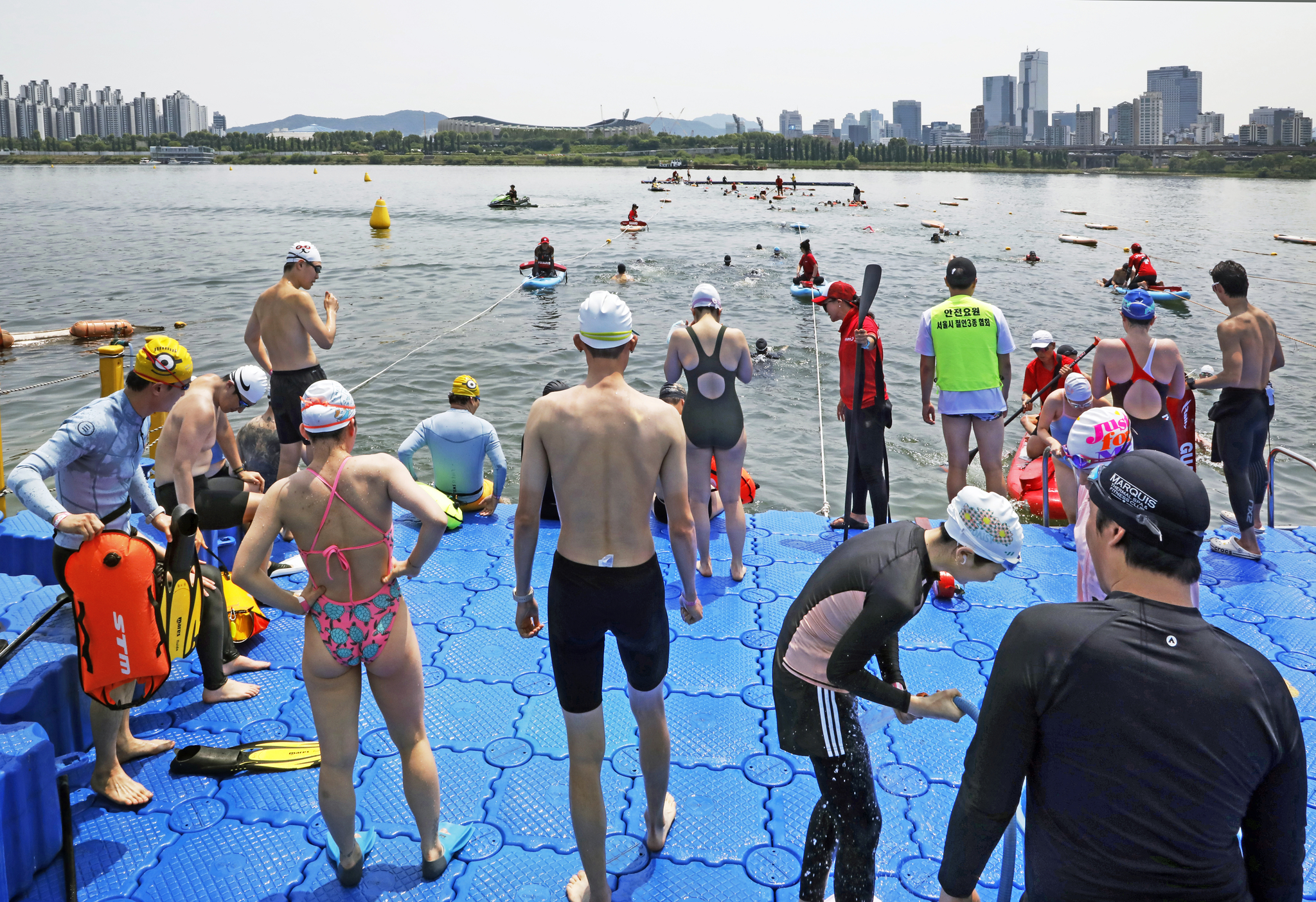 Swimmers prepare to plunge into the Han River for the aquatic race as part of the Seoul city government's three-day triathlon festival in eastern Seoul on May 30. [PARK SANG-MOON]