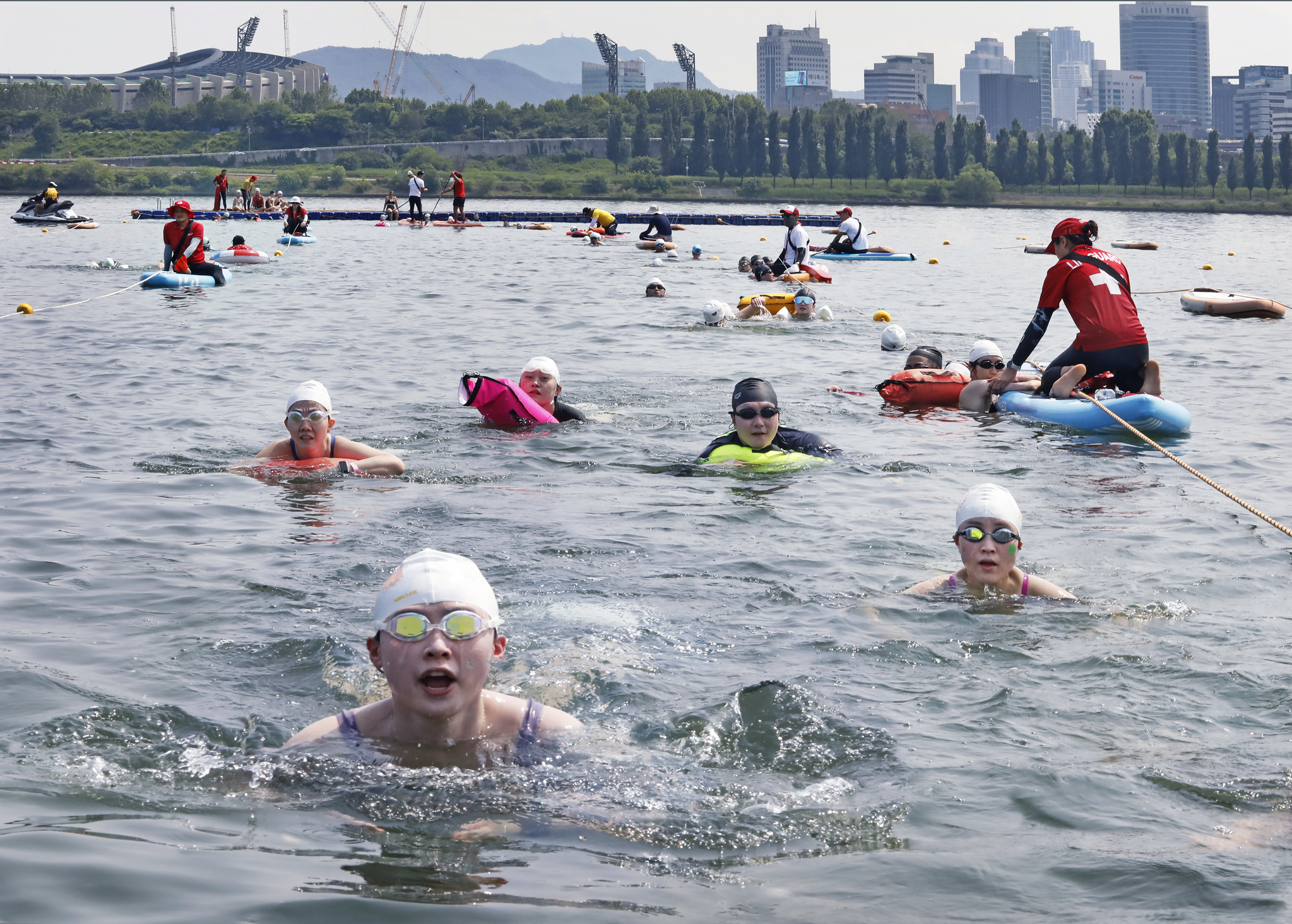 Participants swim in the Han River for the 300-meter (984-foot) aquatic race as part of the Seoul city government's three-day triathlon festival in eastern Seoul on May 30. [PARK SANG-MOON]