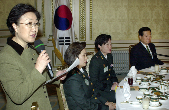 Inaugural Gender Minister Han Myeong-sook, left, speaks during a luncheon with then-President Kim Dae-jung at the Blue House in central Seoul in 2002. [JOONGANG ILBO]