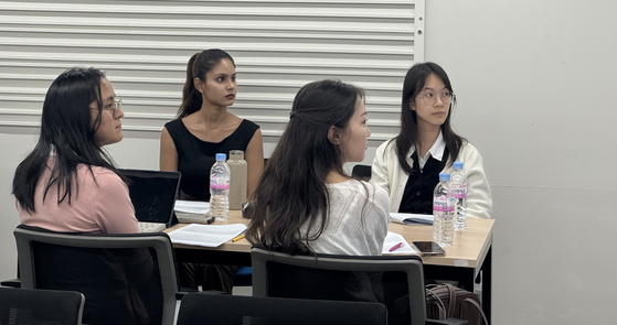 International students listen to a lecture on legal and administrative information during the Seoul Metropolitan Government’s “30 Days in Seoul” program at the city’s youth startup support center in Seodaemun District, western Seoul, on July 7. [CHO JUNG-WOO]