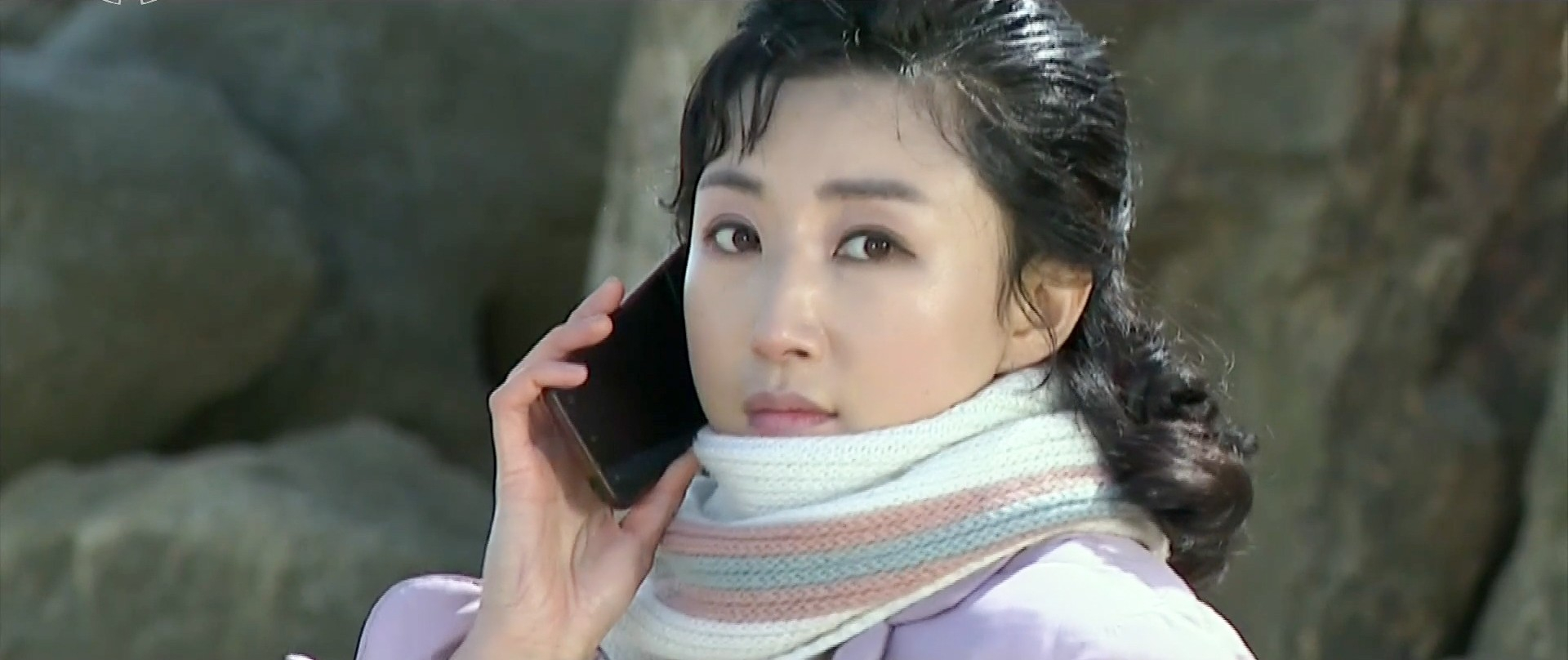 Kyong-mi answers a call from her boyfriend Young-deok in a scene in North Korean drama “A New Spring in the Field of Manchurian Cranes.” [KOREAN CENTRAL TELEVISION]