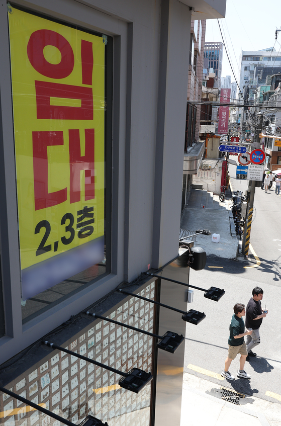 A "for rent" sign is posted on a store in the Garosu-gil area of Gangnam District, southern Seoul, on July 10. A recent survey of 500 self-employed workers showed that their net profit in the first half of this year fell 15.3 percent compared to the same period last year, with many respondents also pessimistic about the outlook for the second half. [YONHAP]