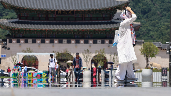 A haze rises from the road in front of Gwanghwamun Square in Jongno District, central Seoul, on July 10. [NEWS1]
