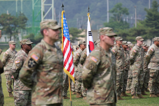 The Korean flag and the American flag stand side by side during a rotation brigade transfer of authority ceremony at Camp Casey in Dongducheon, Gyeonggi on June 18. [YONHAP]