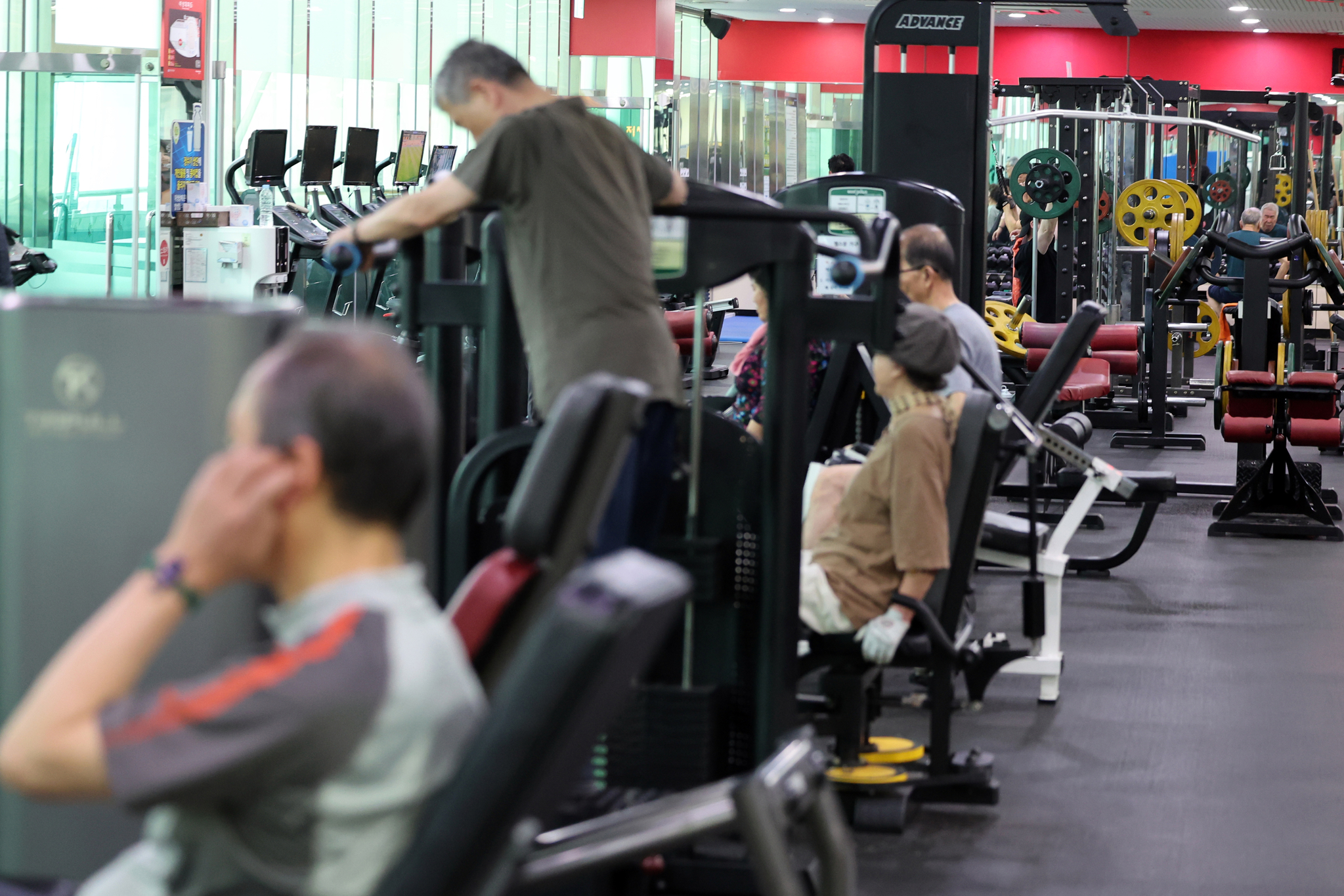 Gymgoers exercise inside an indoors gym in Goyang, Gyeonggi, on Feb. 27. [NEWS1]