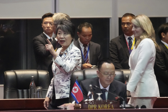 Japan's Foreign Minister Yoko Kamikawa, left, and Canada's Foreign Minister Melanie Joy, right, walk behind North Korea's Ambassador to Laos Ri Yong Chol, bottom center, before the Asean Regional Forum Ministerial Meeting in Vientiane, Laos on July 27, 2024. [AP/YONHAP]