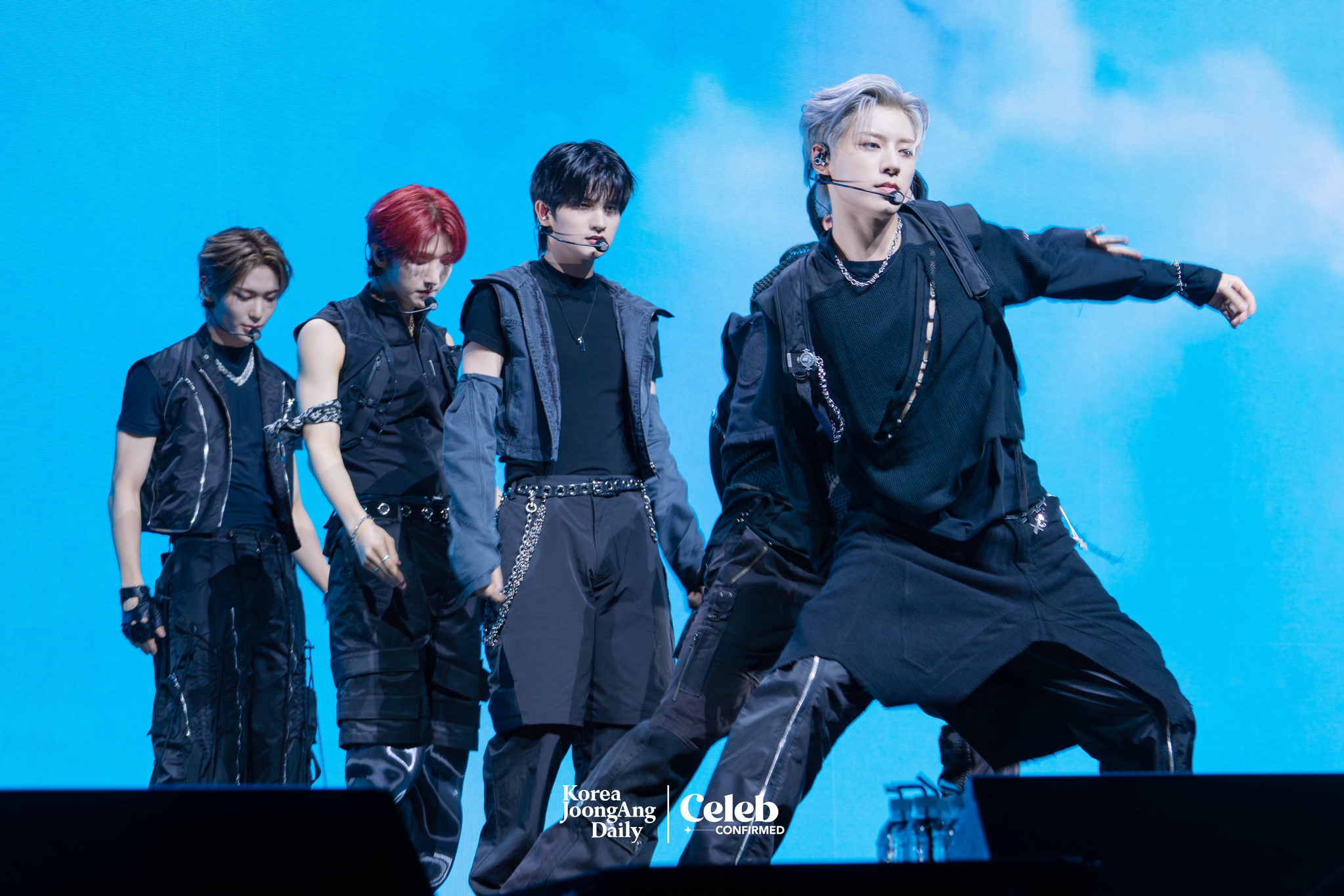 Boy band NOWZ performs B-side track “Fly to the Youth” during a showcase for the release of its first EP, “Ignition,” at Yes24 Live Hall in eastern Seoul on July 9. [DANIELA GONZALEZ PEREZ]