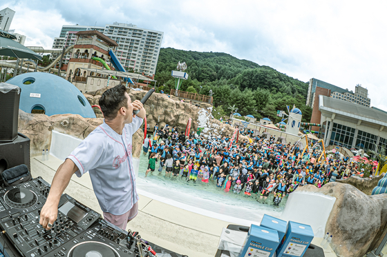 Visitors to Blue Canyon at Phoenix Park in Pyeongchang, Gangwon, enjoy music during the “2025 Summer EDM Splash Pop″ event. [PHOENIX HOTEL & RESORTS]