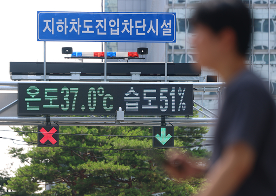 An electric board over a road in downtown Seoul shows the tempertaure on July 8. [YONHAP] 