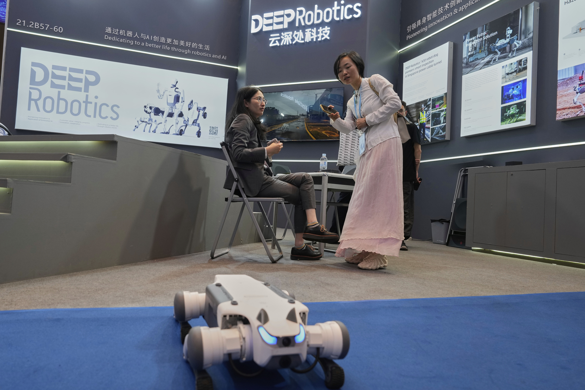 A visitor enquires about a robot from DeepRobotics at the 137th Canton Fair in Guangzhou, China, on April 16. [AP/YONHAP]